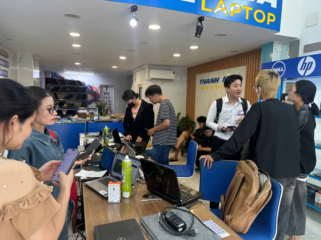 Khách Đông Mua Máy Cho Tân Sinh Viên Mùa Tựu Trường