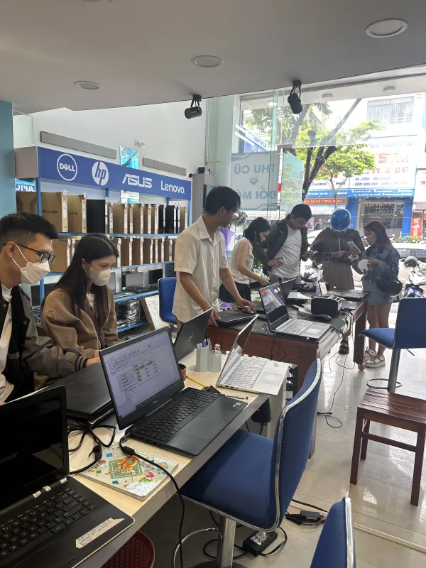 Nhiều khách hàng xem và mua laptop tại cửa hàng Thanh Nga