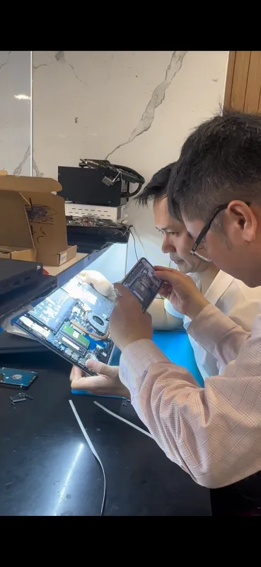 Kỹ thuật viên soi và kiểm tra mainboard bên trong laptop tại Thanh Nga
