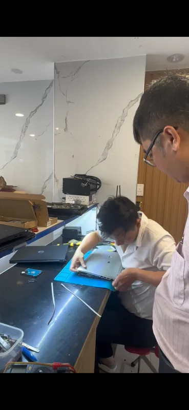 Kỹ thuật viên Thanh Nga tháo vỏ máy để kiểm tra và sửa laptop