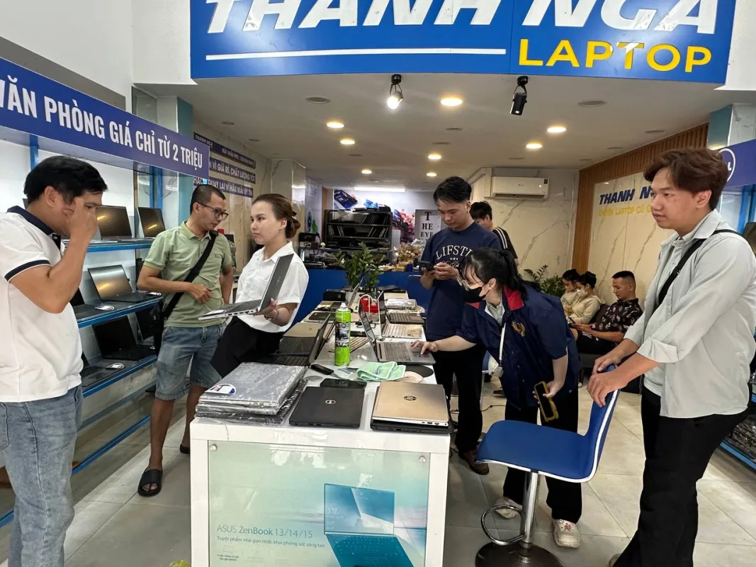 Nhộn Nhịp Mua Máy Cho Tân Sinh Viên Mùa Tựu Trường