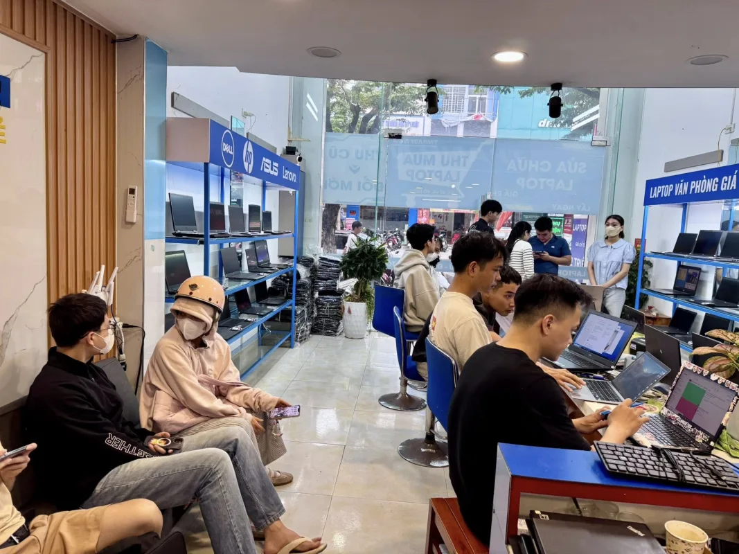Tân Sinh Viên Chọn Máy Tại Thanh Nga